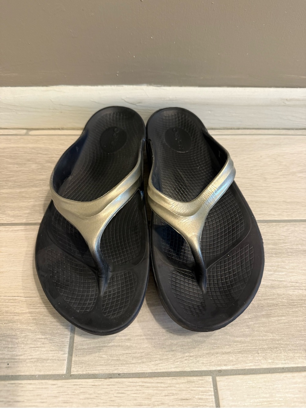 OOFOS Women's Black and Metallic Silver Thong Sandals - Size 11